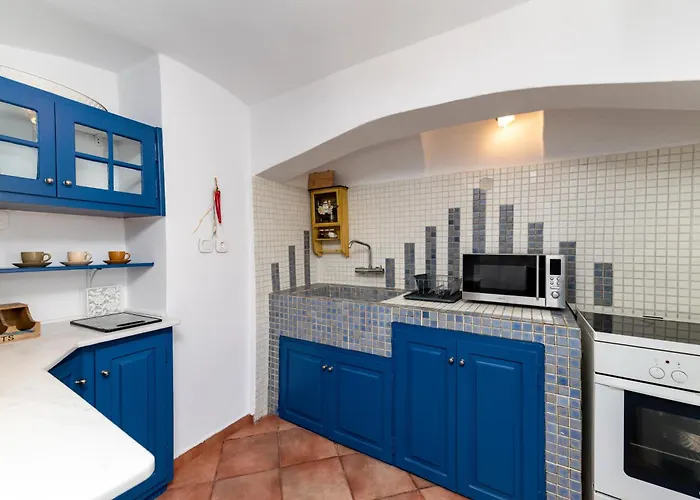 Blue Vine Pool Breakfast Сasa de vacaciones Kamári