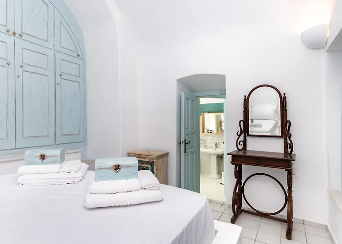 Blue Vine Pool Breakfast Сasa de vacaciones Kamári