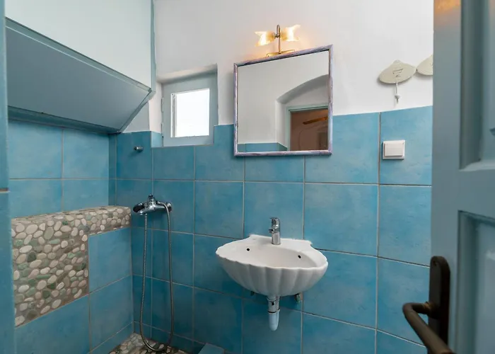 Blue Vine Pool Breakfast Сasa de vacaciones Kamári